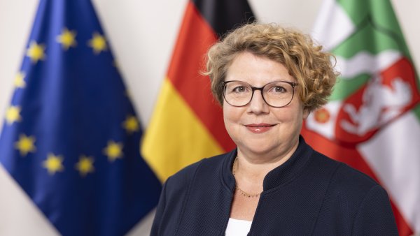 PHB Brückner, Daniela - lächelnd, vor Flaggen (2022)