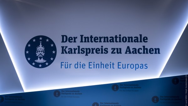 Ministerpräsident Hendrik Wüst gratuliert Pinchas Goldschmidt, Preisträger des Internationalen Karlspreis zu Aachen 2024