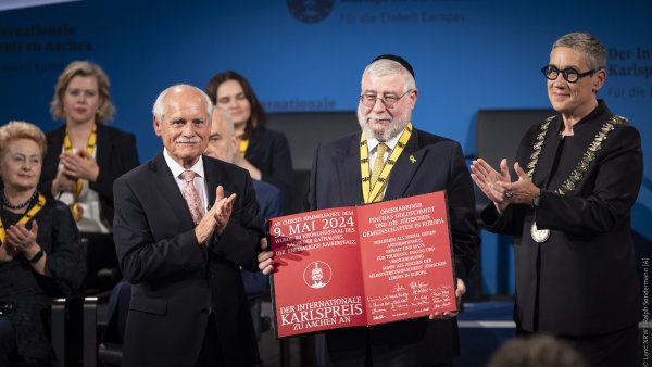 Ministerpräsident Hendrik Wüst gratuliert Pinchas Goldschmidt, Preisträger des Internationalen Karlspreis zu Aachen 2024