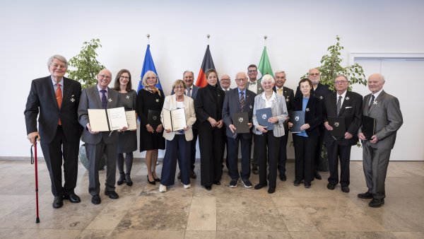 Stellvertretende Ministerpräsidentin Mona Neubaur händigt den Verdienstorden des Landes Nordrhein-Westfalen an 15 Persönlichkeiten aus
