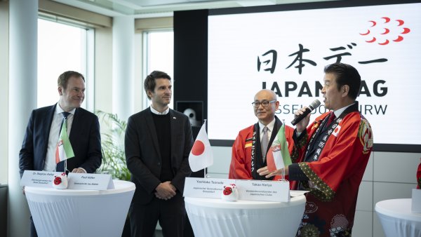 Ein japanischer Wirtschaftsvertreter hält in traditioneller Kleidung eine Rede
