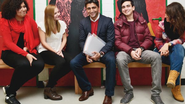 Auf dem Bild zu sehen ist NRW Talentförderer Suat Yilmaz inmitten von jungen Menschen.