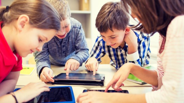 PHB Schule Kinder vor Tablet dital lernen Unterricht