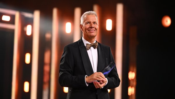 Ministerpräsident Wüst überreicht Peter Kloeppel den Ehrenpreis des Deutschen Fernsehpreises