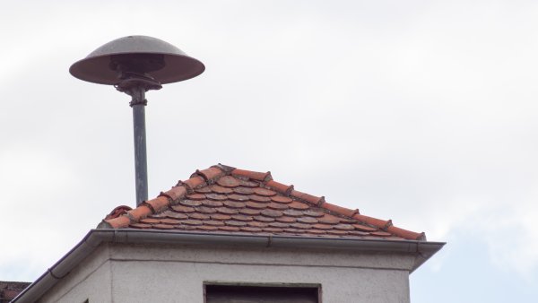 Eine alte Sirene auf einem Dach