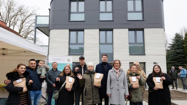 Gruppenfoto for dem 3D-gedruckten Haus