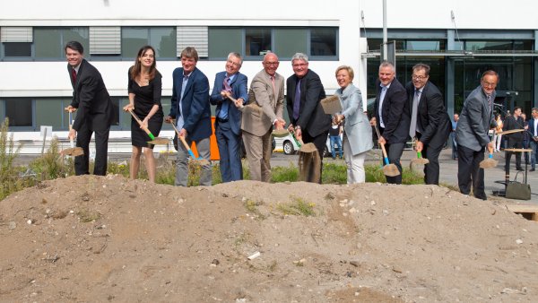 Spatenstich beim Max-Planck-Institut Mülheim an der Ruhr, von links nach rechts: Prof. Frank Neese, Prof. Serena DeBeer, Willi Schlamann, Prof. Walter Leitner, OB Ulrich Scholten, Prof. Robert Schlögl, Staatssekretärin Annette Storsberg, Christian Andreas Maeder (Nickl & Partner), Maximilian Prugger (stellv. Generalsekretär Max- Planck-Gesellschaft), Arnold Fessen (Bezirksbürgermeister Mülheim)