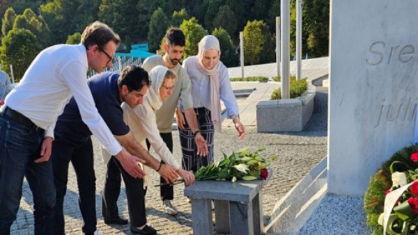 Sylvia Löhrmann legte gemeinsam mit Dr. Ludger Hiepel, Prof, Mouhanad Khorchide, Boaz Munz und Amina Kišić  Lilien am Gedenkstein des Srebrenica-Friedhofs nieder