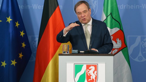 Ministerpräsident Armin Laschet stellt Nordrhein-Westfalen-Plan vor