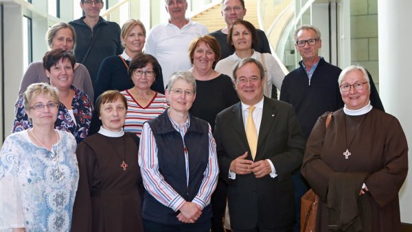 Portätfoto mit Ministerpräsident Armin Laschet und den Armen Schwestern vom Heiligen Franziskus aus Aachen.