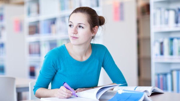 PHB Bibliothek Studentin Lernen blau