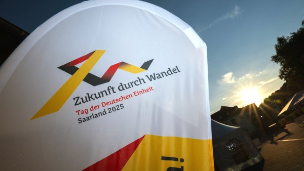 Ein Banner weht im Sonnenuntergang mit dem Schriftzug "Zukunft durch Wandel"