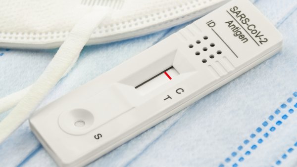 Corona Test liegend auf Maske