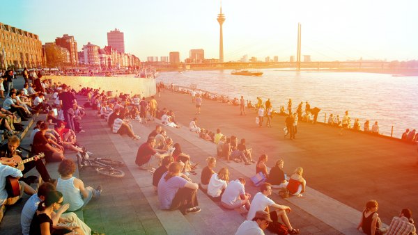 Menschen am Rheinufer bei Sonnenuntergang, Burgplatz Düsseldorf