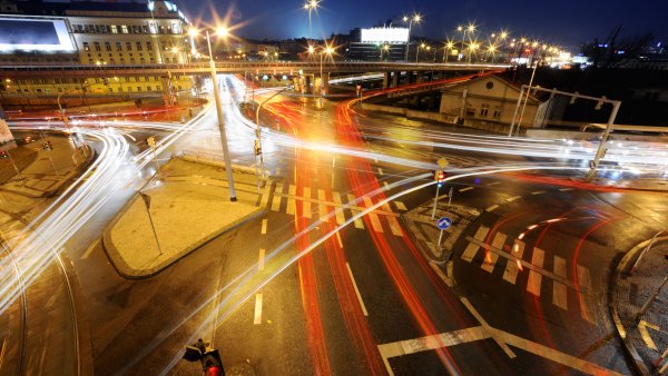 Bild mit Straßenkreuzung bei Nacht