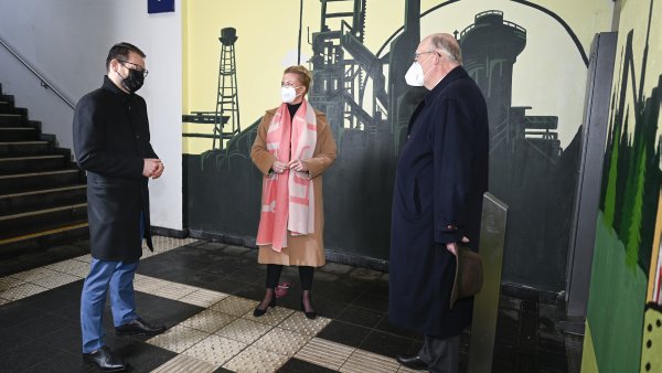 v.l.n.r.: Stephan Boleslawsky, Regionalbereichsleiter bei der DB Station & Service AG, Verkehrsministerin Ina Brandes, Werner Lübberink, Konzernbevollmächtigter der Deutschen Bahn für Nordrhein-Westfalen. 