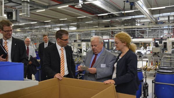 Arbeitsminister Guntram Schneider hat sich beim Besuch der Firma Weidmüller Interface über die Digitalisierung der Arbeitswelt informiert