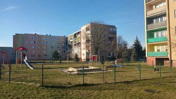 Ein Spielplatz in einem Wohnviertel 
