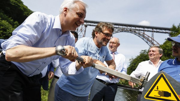 Das Foto zeigt Minister Duin gemeinsam mit seiner Delegation während seines Besuch in Müngsten.