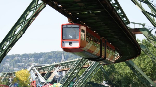 Sie sehen die Wuppertaler Schwebebahn.