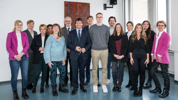 Minister der Finanzen und Staatssekretärin für Sport und Ehrenamt zu Besuch im Finanzamt Düsseldorf-Süd