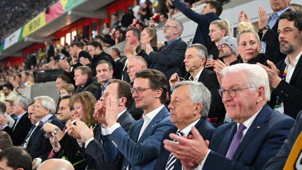 Mit Weltrekord-Spiel: Handball-EM in Düsseldorf gestartet