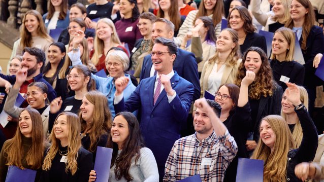 Ministerpräsident Wüst und Schulministerin Feller begrüßen in Düsseldorf mehr als 100 neue Lehramtsanwärterinnen und Lehramtsanwärter
