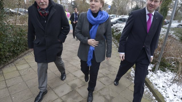 Das Bild zeigt Ministerpräsidentin Kraft gehend in der Mitte des Bildes in Begleitung des Warendorfer Bürgermeisters Jochen Walter (links im Bild) und von Landrat Dr. Olaf Gericke (rechts im Bild)