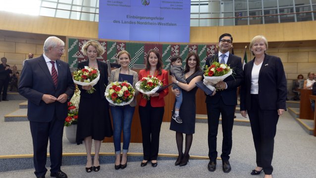 Auf dem Bild von links nach rechts zu sehen: Landtagsvizepräsident Eckhard Uhlenberg, Edita Bláha, Safaa Bouchara, Katarzyna Kuncio, Zahra Ghazanfari, Saeid Hamzehzarghani mit Sohn Nikan, Ministerpräsidentin Hannelore Kraft. Foto: Staatskanzlei NRW / R. Pfeil