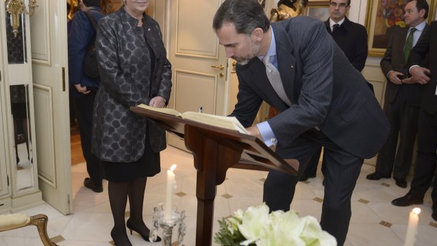 S. M. König Felipe VI von Spanien beim Eintrag in das Gästebuch des Anwesens von Liz Mohn anlässlich eines Mittagessens mit dem Deutsch-Spanischen Unternehmerrat.