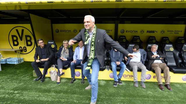 Minister Duin steht vor der Trainerbank