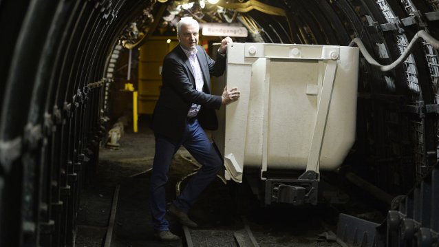 Minister Duin neben einem Bergbau-Transportwagon