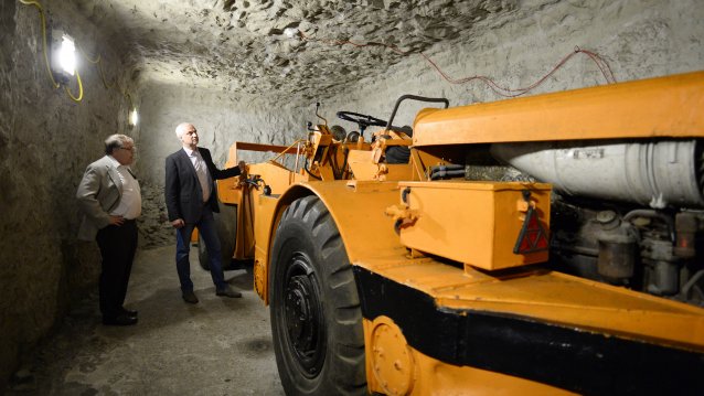 Minister Duin und ein Mann vor einem Bagger