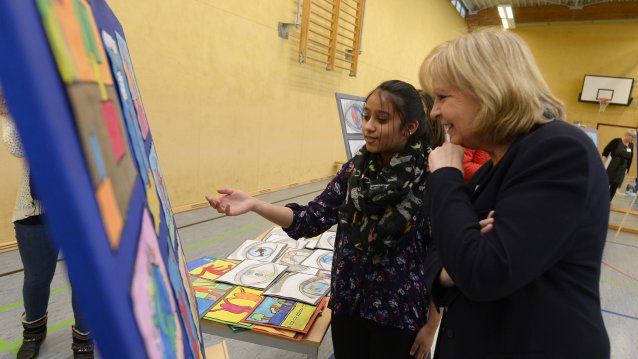 Ministerpräsidentin Hannelore Kraft sieht sich mit einer Schülerin ein Flipchart mit erarbeiteten Themenbildern an