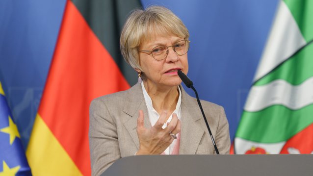 Ministerin Feller beantwortet Fragen am Rednerpult