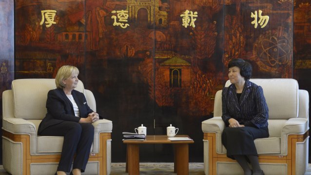 Ministerpräsidentin Hannelore Kraft im Gespräch mit der ersten Parteisekretärin und Chairwoman des Universitäts-Council, CHEN Xu