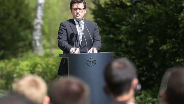 Justizminister Thomas Kutschaty gedenkt sowjetischer Kriegsgefangener und Kriegstoter