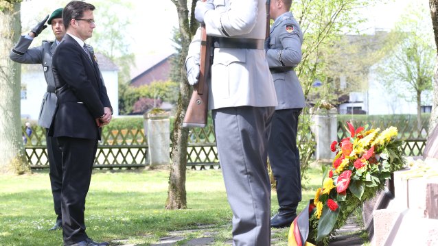 Justizminister Thomas Kutschaty gedenkt sowjetischer Kriegsgefangener und Kriegstoter