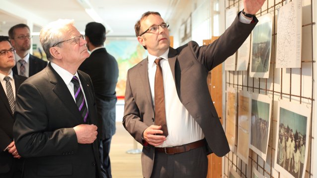 Gemeinsamer Rundgang in der Dokumentationsstätte Stalag 326 (VI K)