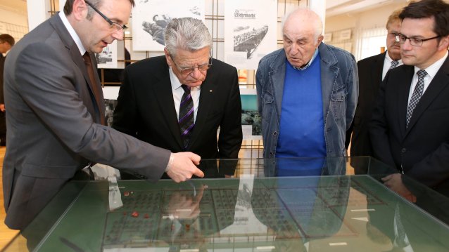 Gemeinsamer Rundgang in der Dokumentationsstätte Stalag 326 (VI K)