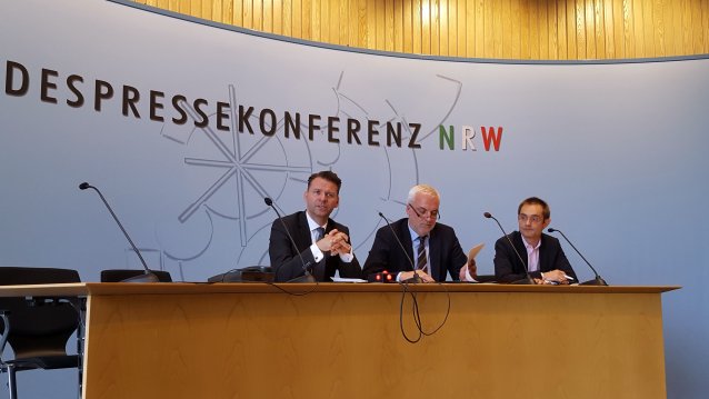 Pressekonferenz von Wirtschaftsminister Garrelt Duin und DWNRW-Beauftragtem Prof. Dr. Tobias Kollmann zur Bekanntgabe von regionalen Zentren für die digitale Wirtschaft