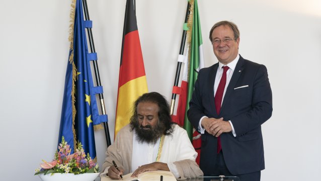 Ministerpräsident Laschet begrüßt den internationalen Friedensbotschafter Sri Sri Ravi Shankar im Landeshaus
