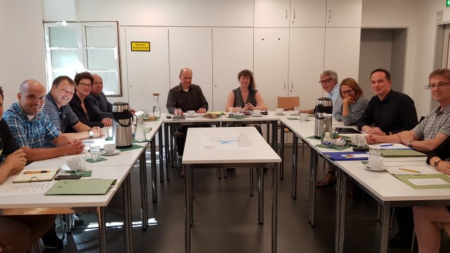 Staatssekretärin Andrea Milz sitzt in einer Gesprächsrunde beim Besuch der Sportschule in Bielefeld-Herford.