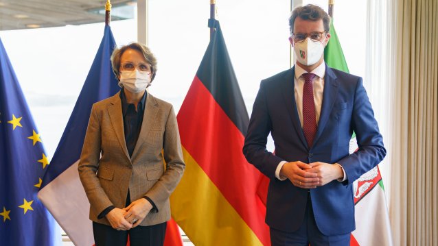Gemeinsames Foto vor Flaggen