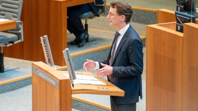 Ministerpräsident Hendrik Wüst unterrichtet den Landtag des Landtags