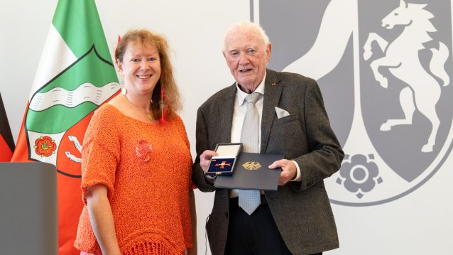 Staatssekretärin Andrea Milz überreicht Verdienstkreuz 1. Klasse
