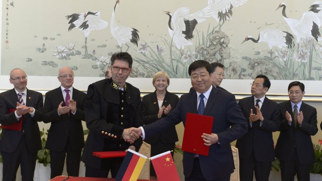 Vertragsunterzeichnung zu Koorperationvereinbarungen