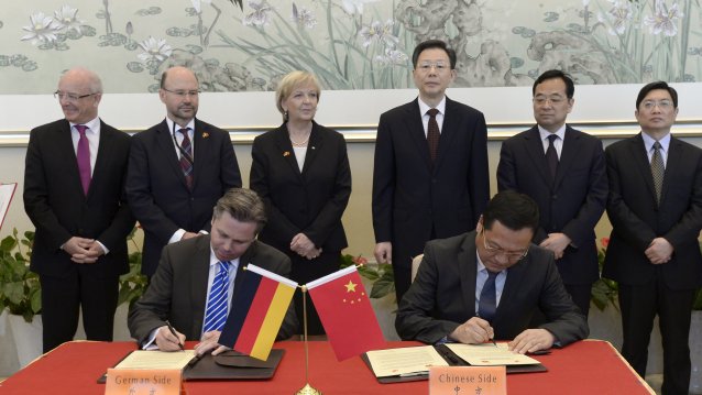 Vertragsunterzeichnung zu Koorperationvereinbarungen