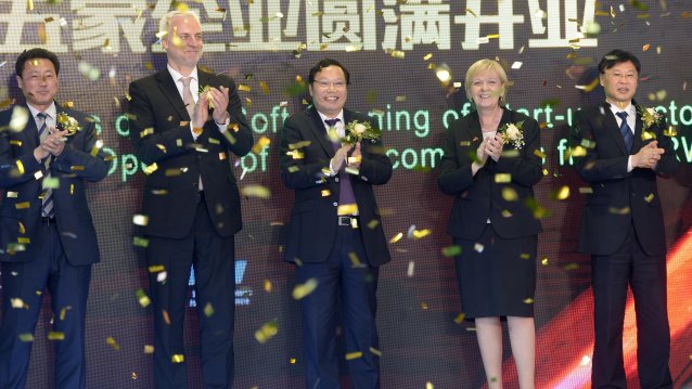 Wirtschaftsminister Garrelt Duin und Ministerpräsidentin Hannelore Kraft während einer Zeremonie in der Startup Factory in Kunshan