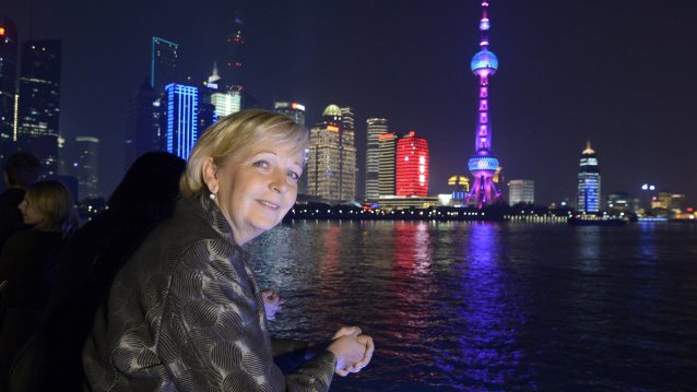 Ministerpräsidentin Hannelore Kraft auf einem Schiff auf dem Fluss Bund bei Nacht